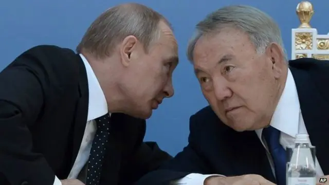 رئیس جمهور نظربایف (سمت راست) نفس رئیس جمهور روسیه ولادیمیر پوتین را از جهات مختلفی حس می کند