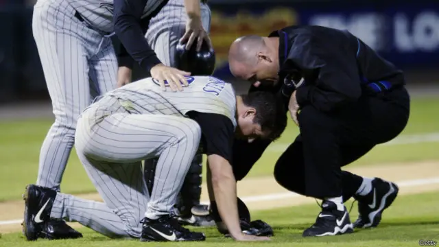 Jugador de béisbol golpeado en la cabeza