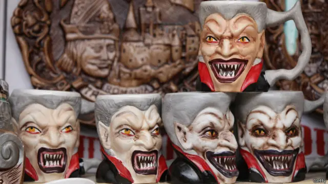Canecas de Drácula à venda na Transilvânia | Foto: Getty