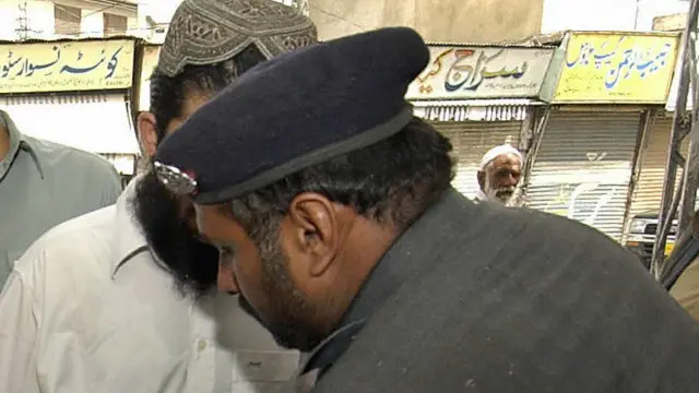 رواں مہینے کے دوران پولیس اہلکاروں پر یہ دوسرا حملہ ہے