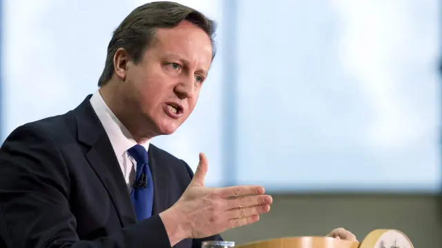 卡梅倫稱學校應把數學和科學作為教學重點。