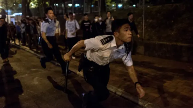 香港警方追捕示威者