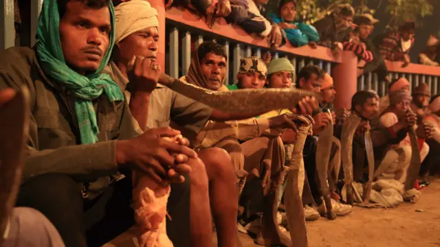 میلے میں ہر کوئی جانور ہلاک نہیں کر سکتا بلکہ اس کے لیے مندر سے خصوصی اجازت لینا ضروری ہے۔ 