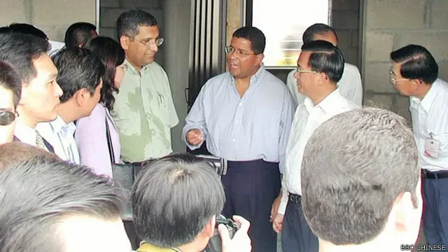 弗洛雷斯（中）与陈水扁（右二）视察圣萨尔瓦多一处台湾援建的地震安置房（BBC中文网图片24/5/2001）