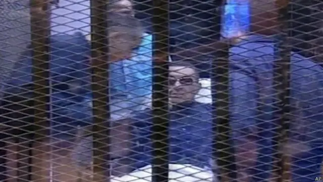 حسنی مبارک با برانکارد در دادگاه امروز حضور یافت