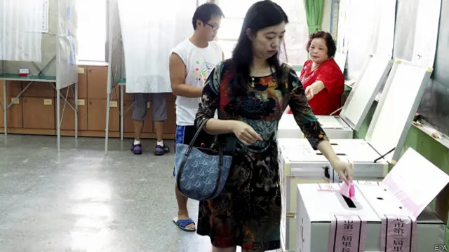 新北市某投票所一位女士投票（29/11/2014）