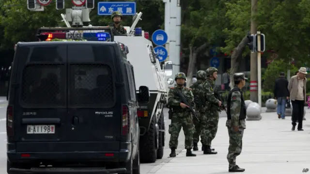 بسیاری از اویغورها نا آرامی های اخیر در این منطقه مرزی را ناشی از سیاست های سرکوبگرانه دولت می دانند