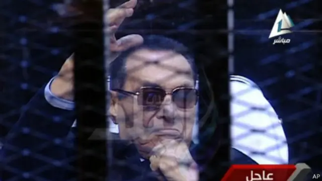 穆巴拉克坐在医院推车上出庭受审