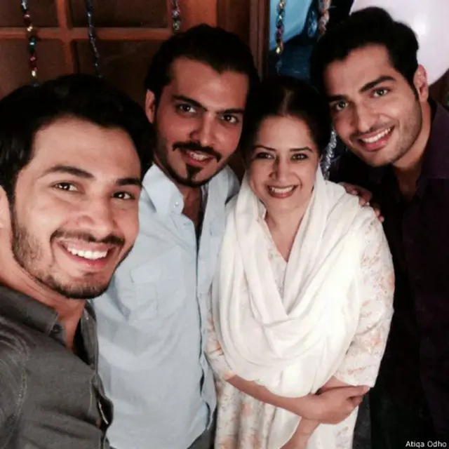 عتیقہ اوڈھو ڈرامہ سیریل بہو بیگم میں تین لڑکوں کی ایک ڈیمانڈنگ ماں کا کردار ادا کرتی ہیں