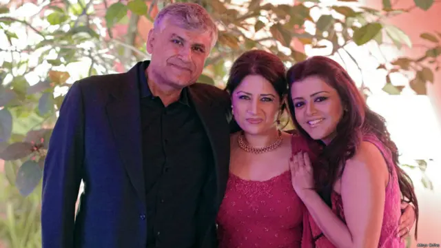 عتیقہ اوڈھو لیڈی ڈفرین ہسپتال کے بال میں اپنے شوہر ثمر علی خان اور دوست اداکارہ ماریہ واسطی کے ساتھ