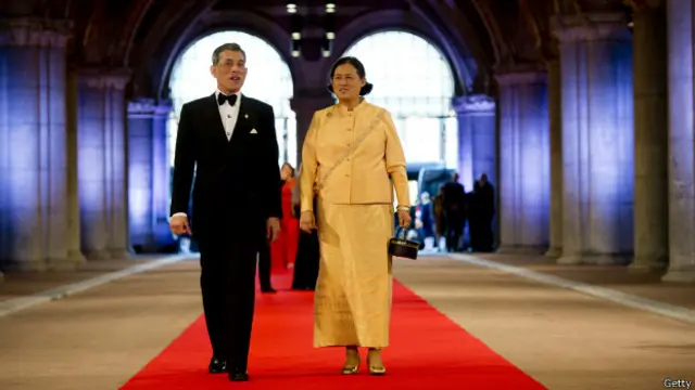 Принц Маха Вачиралонгкорн с сестрой