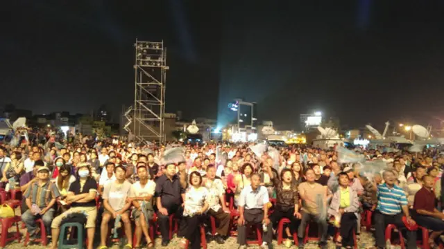 陈菊支持者沉浸在胜利的喜悦中