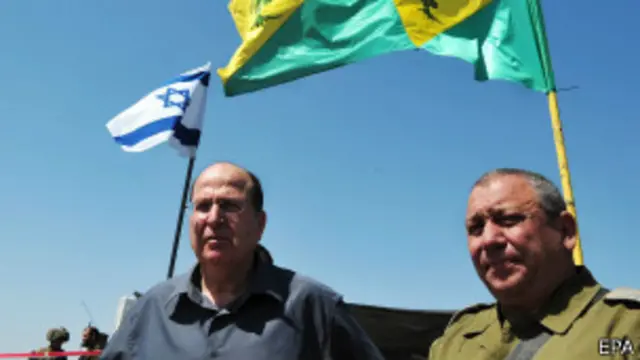 موشه یعلون، وزیر دفاع اسرائیل (سمت راست) از حامیان معرفی ژنرال ایزنکوت بود