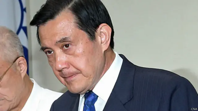 馬英九在國民黨記者會上鞠躬（台灣中央社圖片29/11/2014）