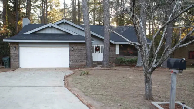 چار سال سے گم لڑکا اس پرسکون علاقے میں ایک الماری کے پیچھے دیوار میں سے ملا