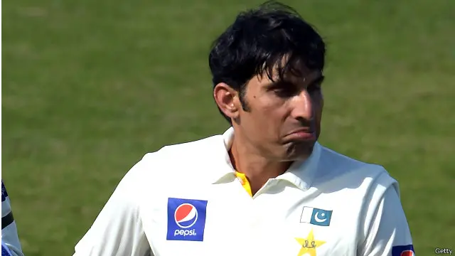 کپتان مصباح الحق 12 رنز بنا سکے