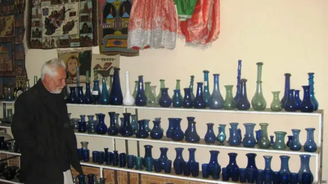  د هرات په صنعتي ښارګوټي کې شاوخوا ۳۰۰ فابریکې فعالې دي او ډول ډول خوراکي او پوښاکي توکي، اوسپنیز وسایل او زینتي شیان تولید وي.
