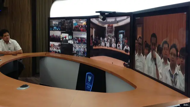 Suasana video conference Presiden Joko Widodo dengan TKI di sejumlah negara, Minggu (30/11) sore.