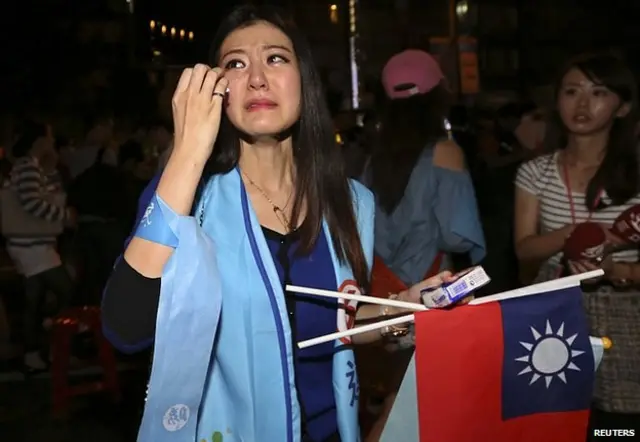 国民党台北精选总部外一名女支持者失望流泪（29/11/2014）