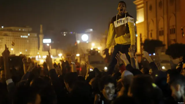 اندلعت المظاهرات مساء السبت قرب ميدان التحرير احتجاجا على إسقاط تهم قتل المتظاهرين عن الرئيس السابق حسني مبارك وابنيه، وبراءة وزير داخليته حبيب العادلي وعدد من مساعديه من التهمة نفسها.