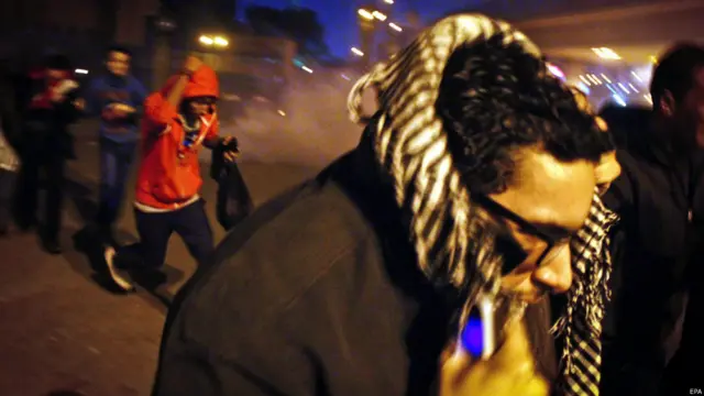 تفرق المتظاهرون في الشوارع الجانبية عقب مطاردة الشرطة لهم.