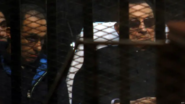 قضت المحكمة بعدم جواز نظر الدعوى الجنائية ضد مبارك في قضية قتل المتظاهرين خلال ثورة 25 يناير/كانون الثاني 2011.