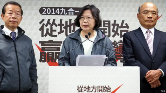 民进党主席蔡英文（中）与谢长廷（左）和苏贞昌（右）会见记者（29/11/2014）