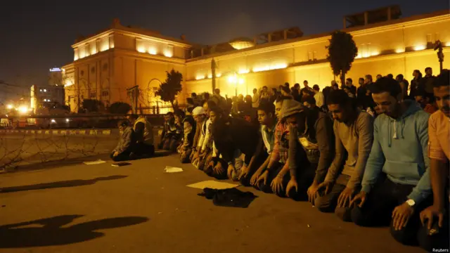 متظاهرون يؤدون الصلاة بالقرب من ميدان التحرير الذي يمثل رمزا للثورة المصرية.