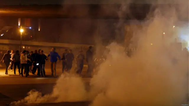 أطلقت قوات الأمن قنابل الغاز المسيل للدموع وطلقات تحذيرية لتفريق المتظاهرين، وأسفر ذلك عن مقتل شخصين على الأقل.