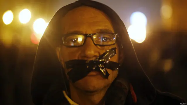 متظاهر يضع لاصقة على فمه خلال التظاهرات الرافضة لبراءة مبارك.