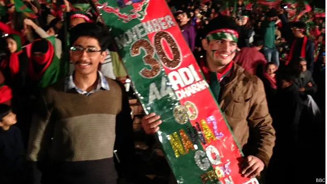 جلسے میں ’ گو نواز گو‘ کے نعرے اور تحریک انصاف کے کا انتخابی نشان بلوں کی بھرمار تھی 