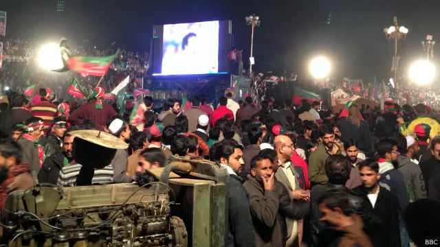 ٹی وی سکرینز پر عمران خان کی کرکٹ کے دور کے کلپس چلائے جا رہے تھے