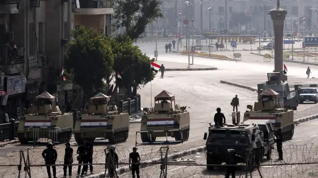 مدرعات الجيش المصري تغلق الطرق المؤدية إلى ميدان التحرير.