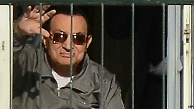 مبارك (86 عاما) يلوح لأنصاره من مقر احتجازه بمستشفى المعادي العسكري.