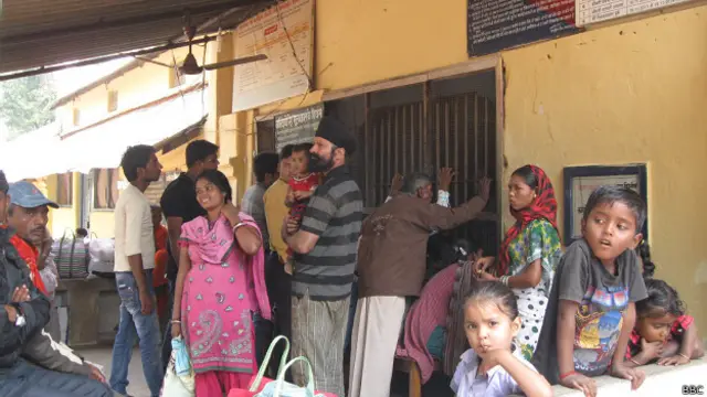 जगदलपुर जेल के बाहर लोग