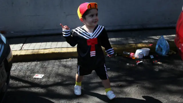 Niño vestido como Quico