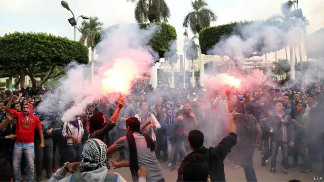 ردد متظاهرون في جامعة القاهرة هتاف "الشعب يريد إسقاط النظام". 