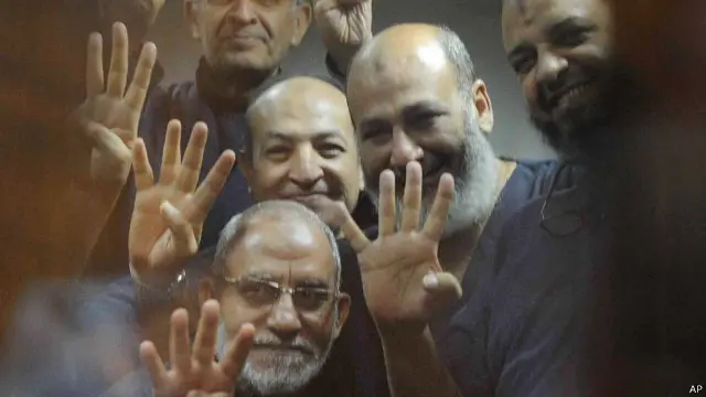 شمل قرار الحبس مرشد جماعة الإخوان المسلمين محمد بديع والبرلماني السابق محمد البلتاجي والداعية صفوت حجازي. 