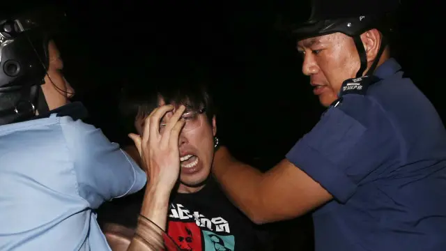 پولیس کا کہنا ہے کہ وہ مظاہرین سے شاہراہ کو خالی کرانے کے لیے پرعزم ہے