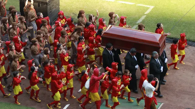 الآلاف شاركوا في وداع الكوميدي الشهير "شيسبيرتو"