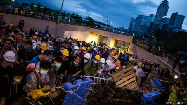 香港金钟行政长官办公室外示威者加固铁马堵塞龙和道(1/12/2014)