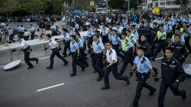 پولیس نے مظاہرین کے خلاف کارروائی جمعرات کی صبح شروع کی جسے ان طویل مظاہروں کے خلاف حتمی کارروائی قرار دیا جا رہا ہے