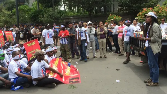 Para pengunjuk rasa meminta kebebasan untuk menentukan nasib mereka sendiri. 