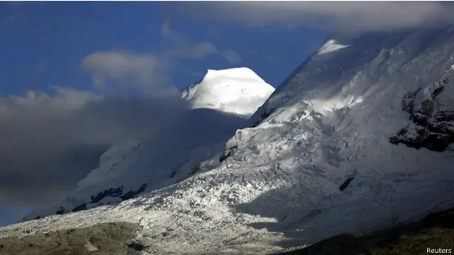 جبل هواسكاران، اعلى الجبال في بيرو. تحتوي بيرو على 71 بالمئة من الانهار الجليدية الاستوائية في العالم، التي تعتبر مصدرا للمياه لملايين البشر، ولكن 22 بالمئة من مساحة هذه الانهار اختفت في السنوات الـ 30 الاخيرة بسبب التغير المناخي