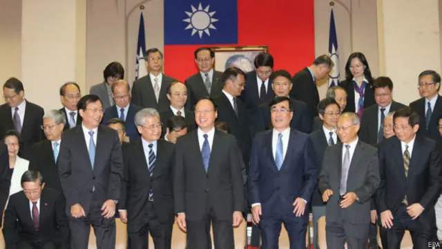 江宜桦(前中)与各内阁官员在总辞后合照(台湾中央社图片1/12/2014)