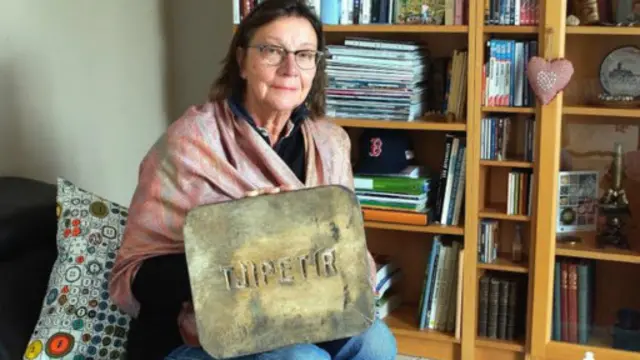 Louise Mamet menemukan blok Tjipetir di Dunes de Sainte Marguerite di Landeda, Prancis.