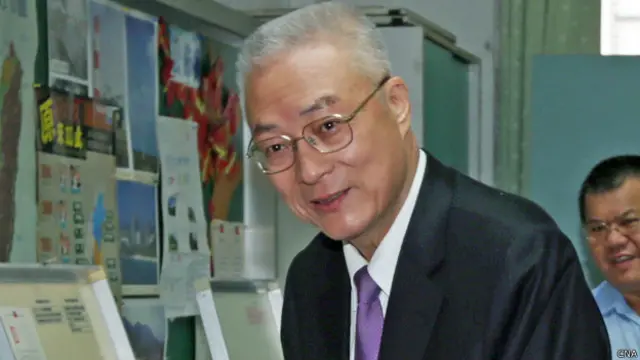 吳敦義在台北螢橋國小投票所投票（台灣中央社圖片1/12/2014）