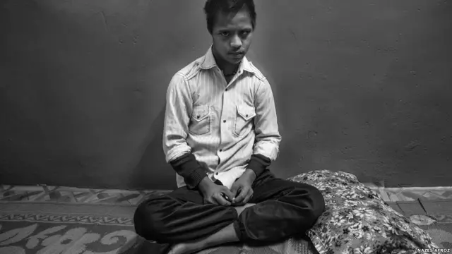 විසි එක් හැවිරිදි ශිරාස් රයින් උපතේදීම මොළයේ දරුණු හානි සහිත දරුවකු වූ අතර වෙනත් අයගේ උපකාරයකින් තොරව ජීවත් විය නොහැකි තත්වයකයි ඔහු පසු වන්නේ.