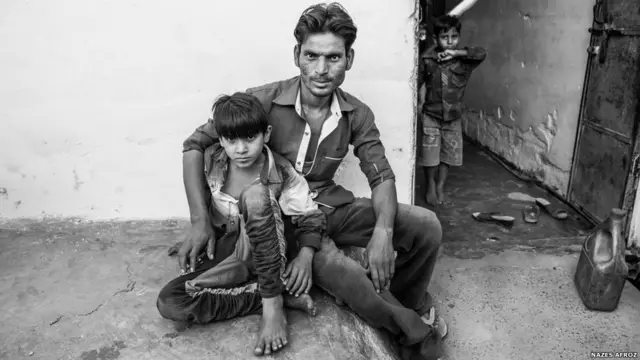 Gas Mian y su hijo de siete años, Faran Mian. Fotografía de Nazes Afroz.