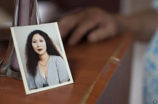 那張年輕女人的照片：年輕時的張春麗。她曾在基地村作性工作者20年。